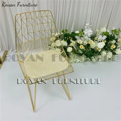 सोने की धातु के तार की जाली वाली डाइनिंग कुर्सियाँ
